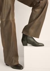 Women's black leather ankle boots BUTYD-1300-99(Z26), side view of the product on the model's feet.