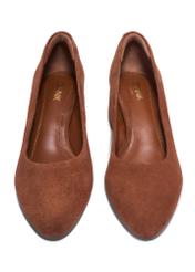 Women's suede pumps in cognac color BUTYD-1306-1F(Z26). Front view on white background.