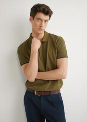 Bawełniana koszulka polo w kolorze khaki POLMT-0045B-8D(W26) - widok produktu z przodu, na modelu na jasnym tle. Widoczna sylwetka do połowy.