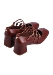 Women's leather pumps in cognac color BUTYD-1350-1F(Z26), product view from the back on a white background.