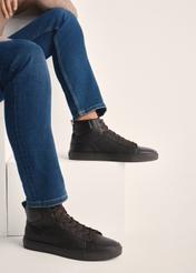 Men's brown leather sneakers BUTYM-0520-89(Z25) - side view of the product modeled on a white background. Knee-length silhouette visible.