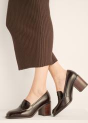 Burgundy women's leather pumps BUTYD-1351-4E(Z26), side view of the product on the model's feet.