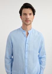 Light blue linen men's shirt KOSMT-0337-60(W25) - close-up front view on model on white background. Half of the silhouette visible.