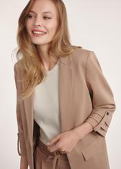 Women's camel blazer without fastening ZAKDT-0034-24(Z24) - close-up of detail on model on white background. Half of the silhouette visible.