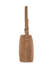 Beżowa zamszowa torebka damska TORES-1249-1B(W26) - widok produktu z boku, na białym tle. 