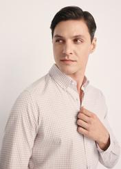 Light beige checkered cotton men's shirt KOSMT-0277-24(Z25), close-up detail of the product view on the model.