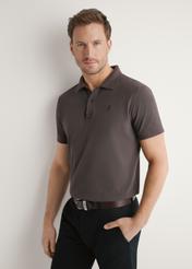 Men's brown polo shirt POLMT-0055A-1I(W26), close-up of the product on the model's silhouette.