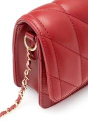 Small quilted women's handbag in red TOREC-1150-4B(W26), close-up of the product detail on a white background.