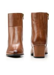 Women's leather ankle boots in cognac color BUTYD-1186-87(Z25), product view from the front and back on a white background.