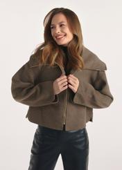 Short women's coat in brown color PLADT-0066-89(Z25), front view of the product on the model, half of the silhouette visible.