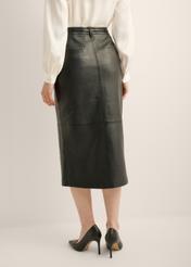 Black leather midi skirt SPCDS-0071-5344(Z25). Rear view of the product on the model. Half of the figure is visible.