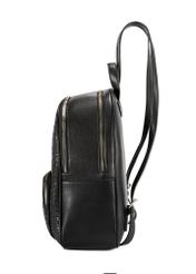 Schwarzer Damen-Rucksack im Kroko-Stil TOREC-0725A-97(Z25), Produktansicht von der Seite auf weißem Hintergrund.