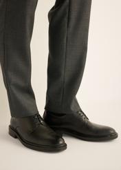 Black men's leather shoes BUTYM-0553-99(Z26) - side view of the product, on the model's feet, on a light background.