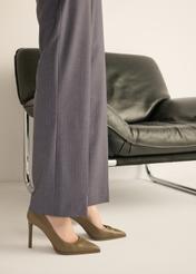 Women's dark beige leather high heels BUTYD-1217-1K(Z26) - front view of the product, on the model's feet, on a light background.