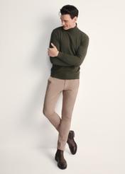 Beige men's trousers SPOMT-0103A-24(Z25), front product view on the model. Full silhouette visible.