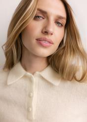 Cream-colored fine-knit polo sweater BLUDT-0221-0B(Z26), close-up of product detail on a model.