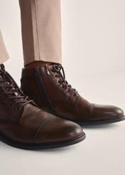 Brown men's ankle boots BUTYM-0404B-89(Z25), product view on model's feet against a light background.