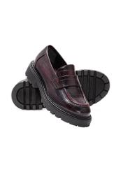 Burgundy women's croco moccasins BUTYD-1189-90(Z25), diagonal product view and soles on white background.