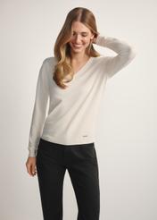 Cream V-neck sweater SWEDT-0201-0B(W26), front view of the product on the model. Half of the silhouette visible.