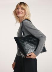 Women's leather shopper handbag TORES-0939E-99(Z25), view of the product on the model's shoulder.