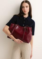 Large burgundy shopper bag TOREC-1381-4C(Z26); view of the product held in a model's hands against a light background.