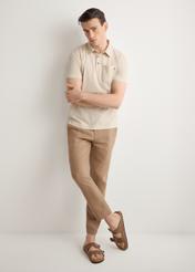 Men's camel linen trousers SPOMT-0119-1D(W26), front view of the product on the model. Full silhouette visible.