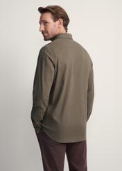 Men's khaki shirt KOSMT-0299A-55(Z25), back view of the product on the model. Half of the silhouette visible.