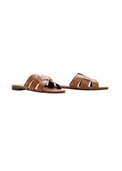 Women's camel flip-flops with braid BUTYD-0904D-1D(W26), diagonal product view on a white background.