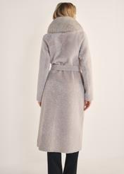 Jasnobeżowy dwustronny długi kożuch damski KOZDS-0089-3037(Z25) - widok produktu z tyłu na białym tle. Widoczna cała sylwetka. 