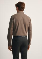 Men's brown shirt KOSMT-0299A-90(Z25), back view of the product on the model. Half of the silhouette visible.