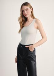 Light beige women's camisole BLUDT-0179-80(Z24), product visible from the front on the model, half of the silhouette visible.