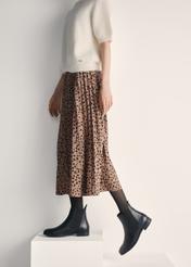 Classic women's leather ankle boots BUTYD-1009-99(Z25), product view on the model's feet against a light background.