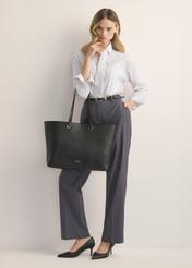 Black pebbled shopper bag TOREC-1252-9I(Z26), front view of the product on a model. Full body visible.