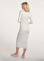Cremefarbenes langes gestreiftes Kleid SUKDT-0241-12(Z25) - Produktansicht von hinten auf dem Model auf weißem Hintergrund. Die gesamte Silhouette ist sichtbar.