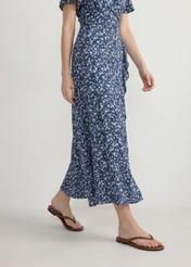 Women's leather flip-flops in camel color BUTYD-1271-1D(W26), side view of the product on the model's feet.