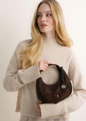 Small brown shoulder bag TOREC-1319-1H(Z26), front view of the product on a model. Half-body shot.