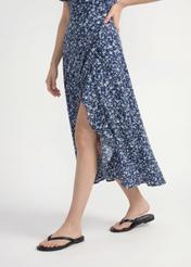 Women's black leather flip-flops BUTYD-1271-99(W26), side view of the product on the model's feet.