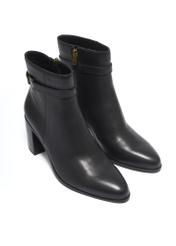 Black women's ankle boots with logo BUTYD-1214-99(Z26). Front view, diagonal, on a white background.
