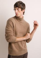 Men's turtleneck sweater in camel color SWEMT-0209-1D(Z26), diagonal product view on model. Half of the silhouette visible.