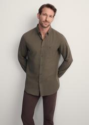 Men's khaki shirt KOSMT-0299A-55(Z25), front view of the product on the model. Half of the silhouette visible.