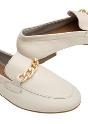 Women's cream leather moccasins with chain BUTYD-0914A-0B(W26), close-up of the product detail on a white background.
