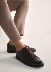 Brown men's leather shoes BUTYM-0513-89(Z25), product view on model's feet against a light background.