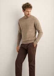 Camel-colored men's wool sweater SWEMT-0200-1D(Z26). Front view of the product on a model. Half-body view.
