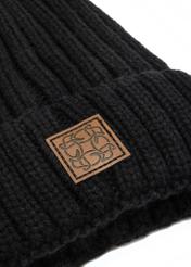 Black women's hat with pompom CZADT-0066A-99(Z25), close-up of the product logo on a white background.