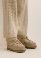 Women's cool beige snow boots (model BUTYD-1315-1K(Z26)); side view of the product on a model's feet, against a light background.