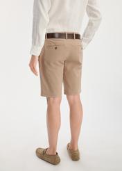 Beige men's shorts SZOMT-0029-81(W25) - back view on the model on a white background. Half of the silhouette visible.