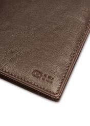 Brown men's leather wallet PORMS-0672-1H(Z26), close-up of the product detail, view on a white background.