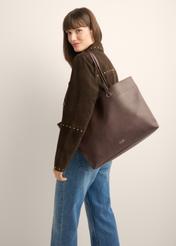 Brown pebbled shopper bag TOREC-1252-1I (Z26), front view of the product on a model. Half of the silhouette visible.