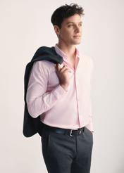 Pink men's shirt KOSMT-0351-34(Z25) - side view of the product on a model on a white background. Visible silhouette to the knees.