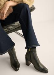 Black women's ankle boots with logo BUTYD-1214-99(Z26), front view of the product on the model's feet.